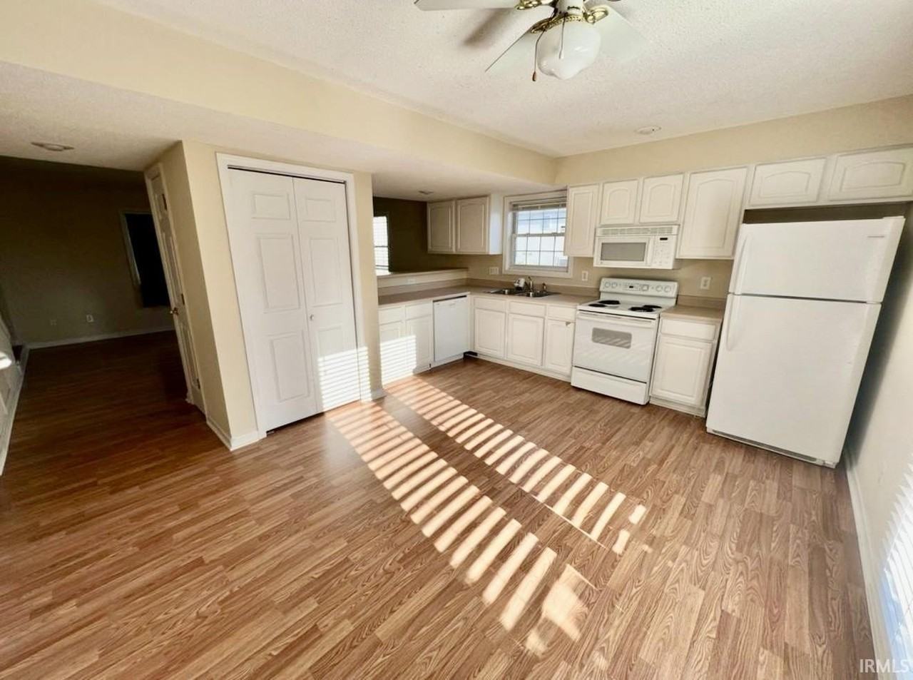 3410 S Oaklawn Cir - Photo 6 of 7