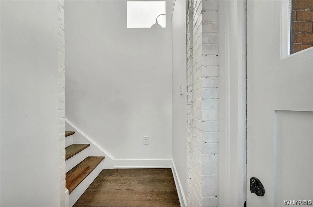 162 Allen St - Photo 2 of 16