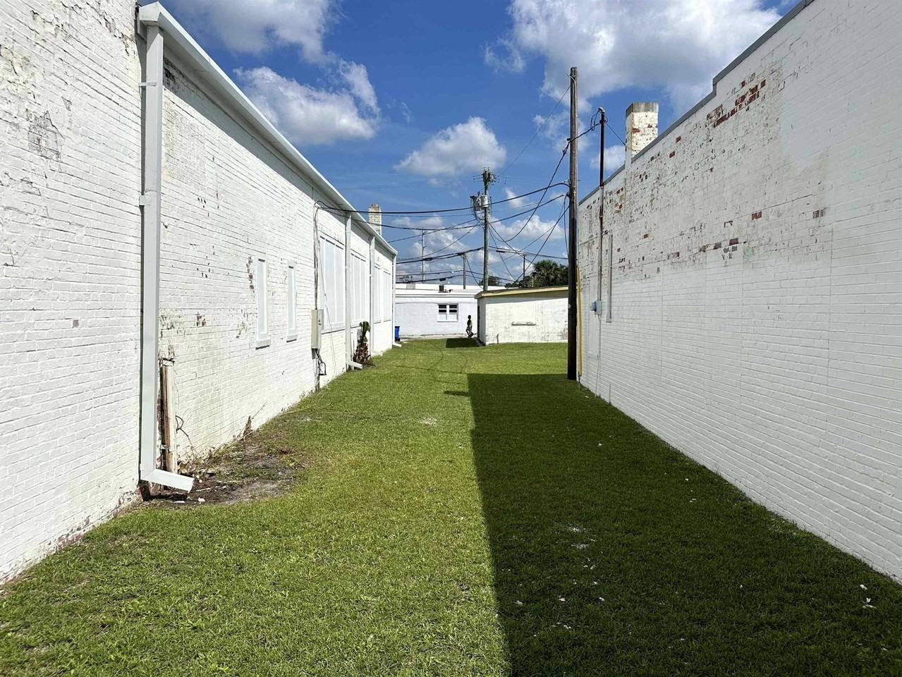 915 Broadway St - Photo 2 of 4