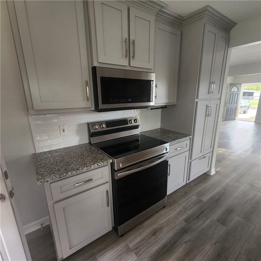 710 Webb St - Photo 4 of 12