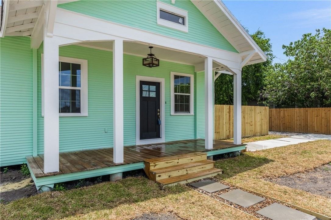 228 E Avenue G - Photo 2 of 17