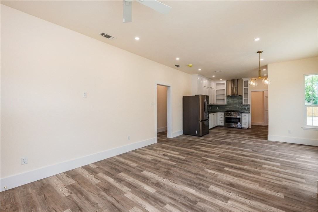 228 E Avenue G - Photo 3 of 17