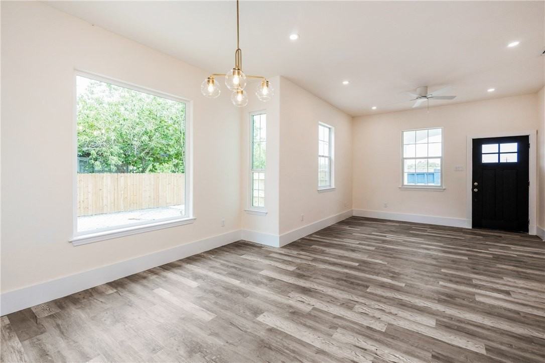 228 E Avenue G - Photo 4 of 17