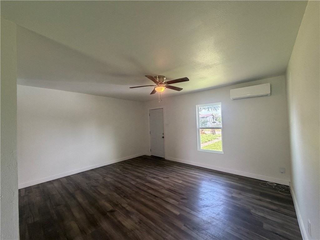 4942 Anthony St - Photo 4 of 16