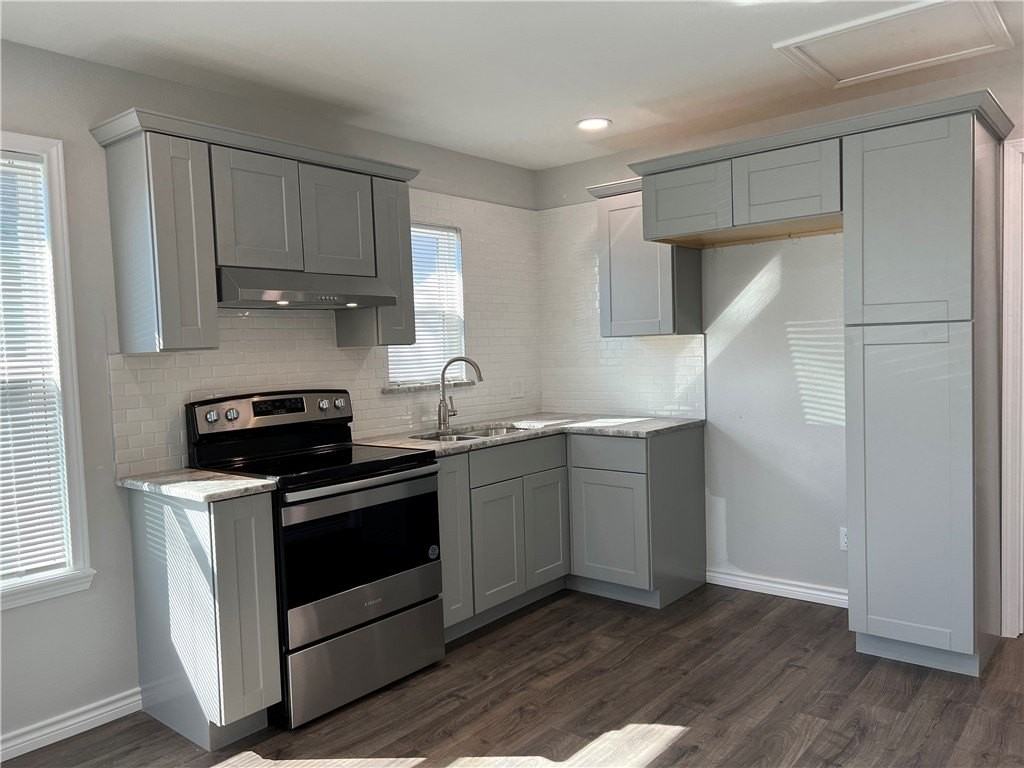 801 18th St - Photo 4 of 12