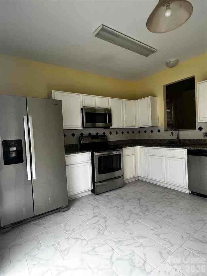 9247 Cranfield Ln - Photo 3 of 10