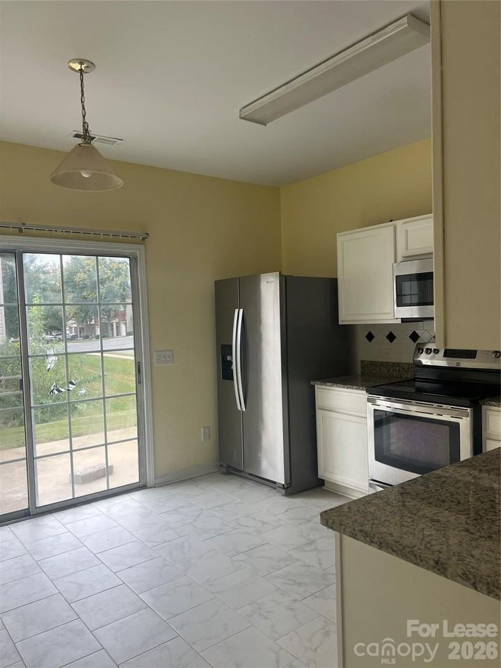 9247 Cranfield Ln - Photo 4 of 10