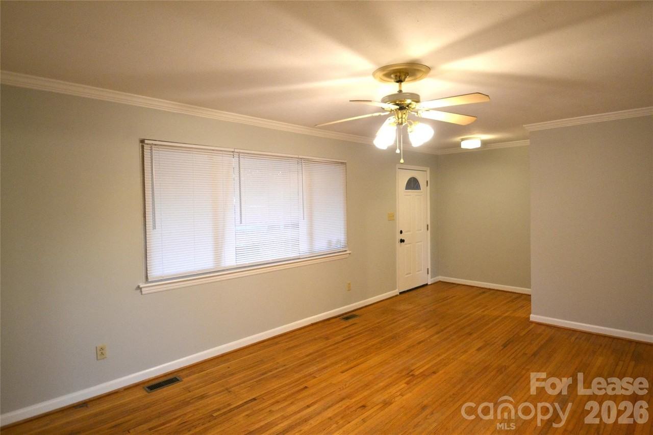 1721 Virginia St - Photo 6 of 36