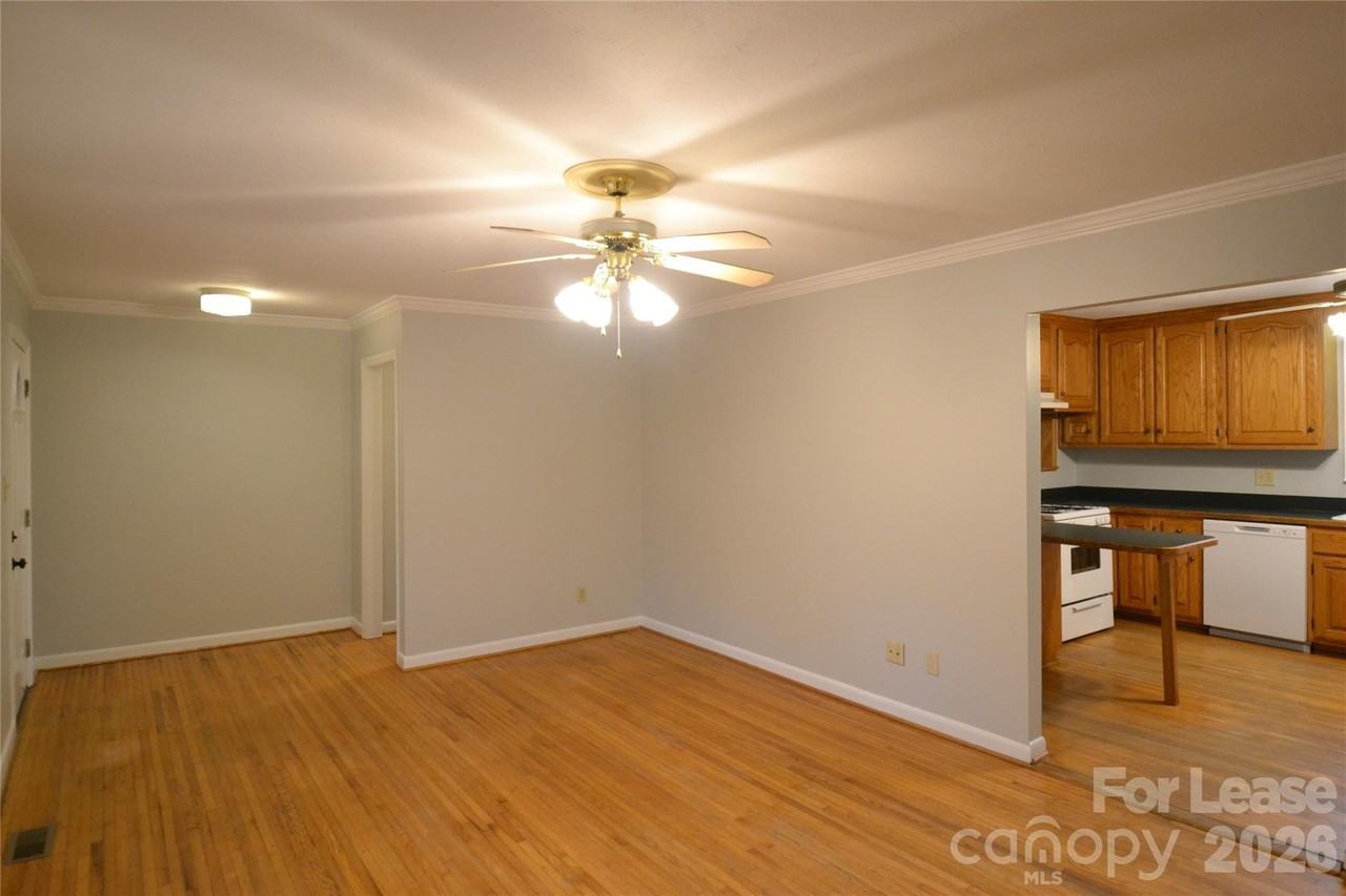 1721 Virginia St - Photo 7 of 36