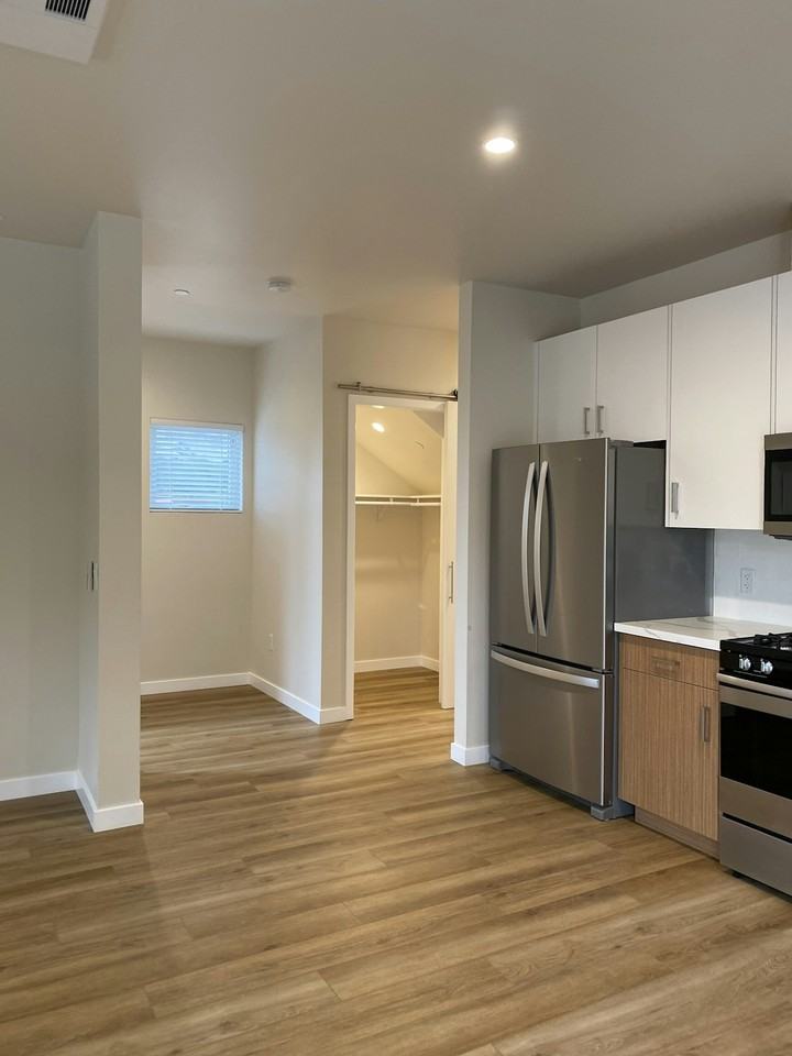 685 Stoneridge Drive, Unit A - Photo 3 of 17