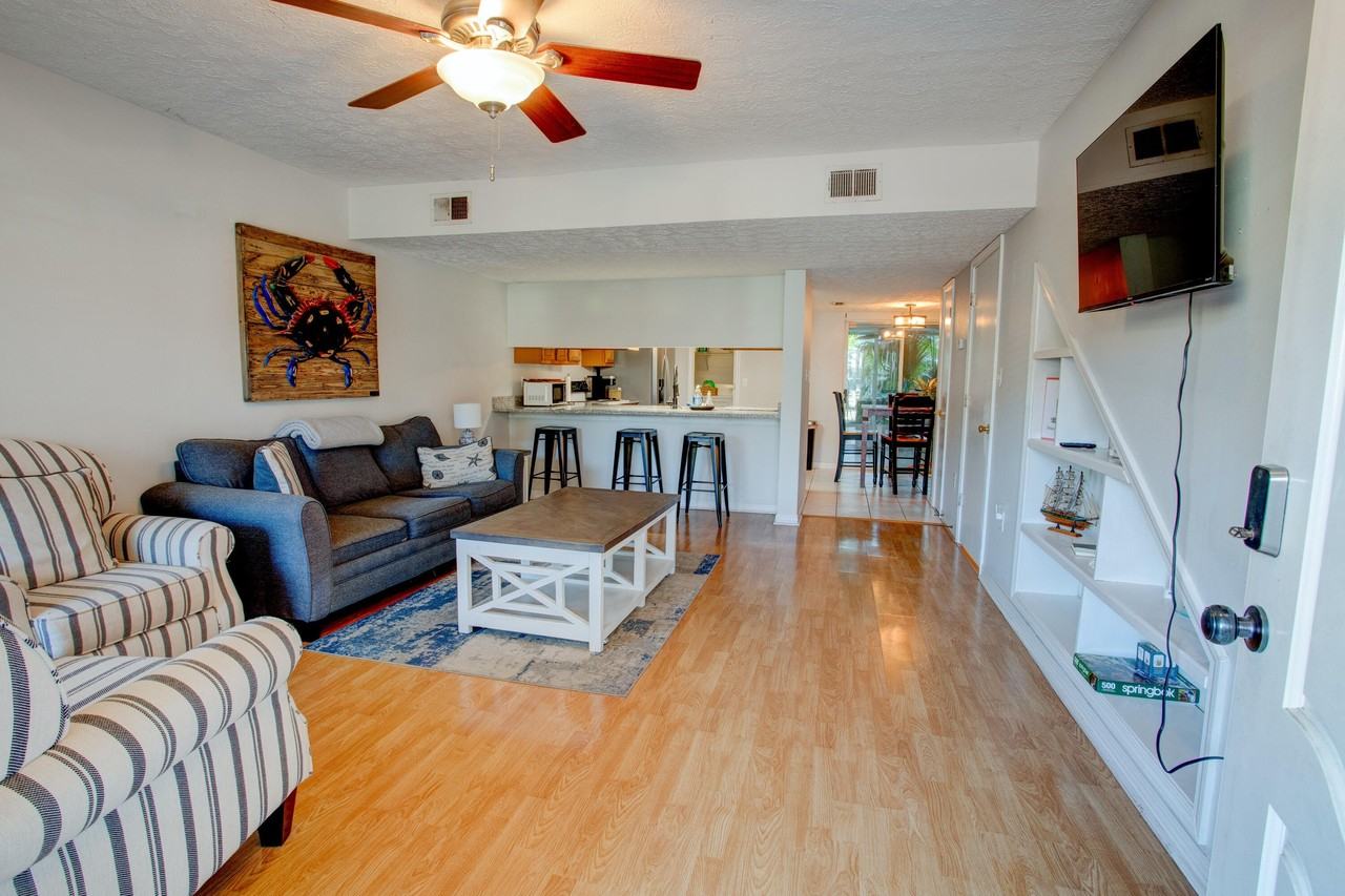 2404 Suwanee Ln - Photo 2 of 12