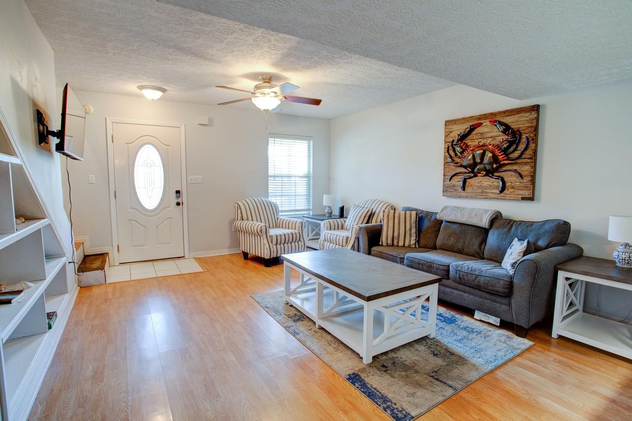 2404 Suwanee Ln - Photo 4 of 12