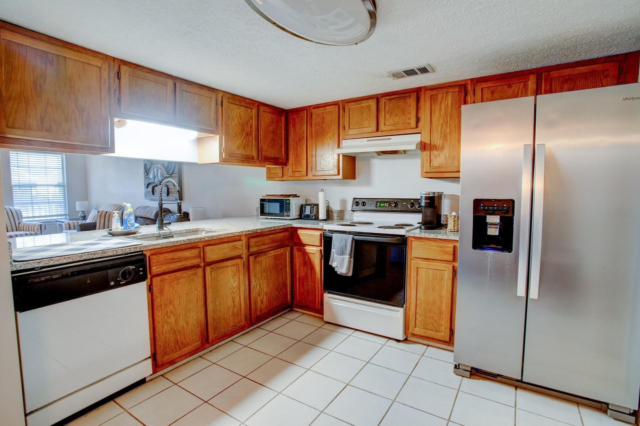 2404 Suwanee Ln - Photo 5 of 12