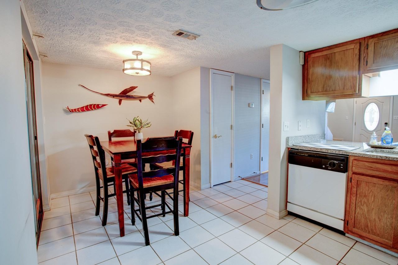 2404 Suwanee Ln - Photo 6 of 12