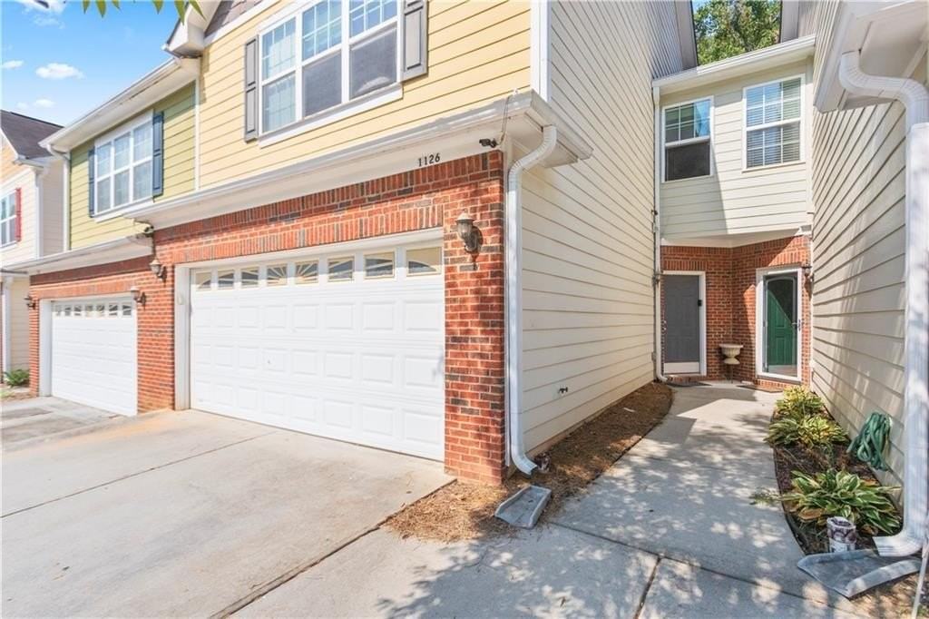 1126 Treymont Ln - Photo 2 of 31
