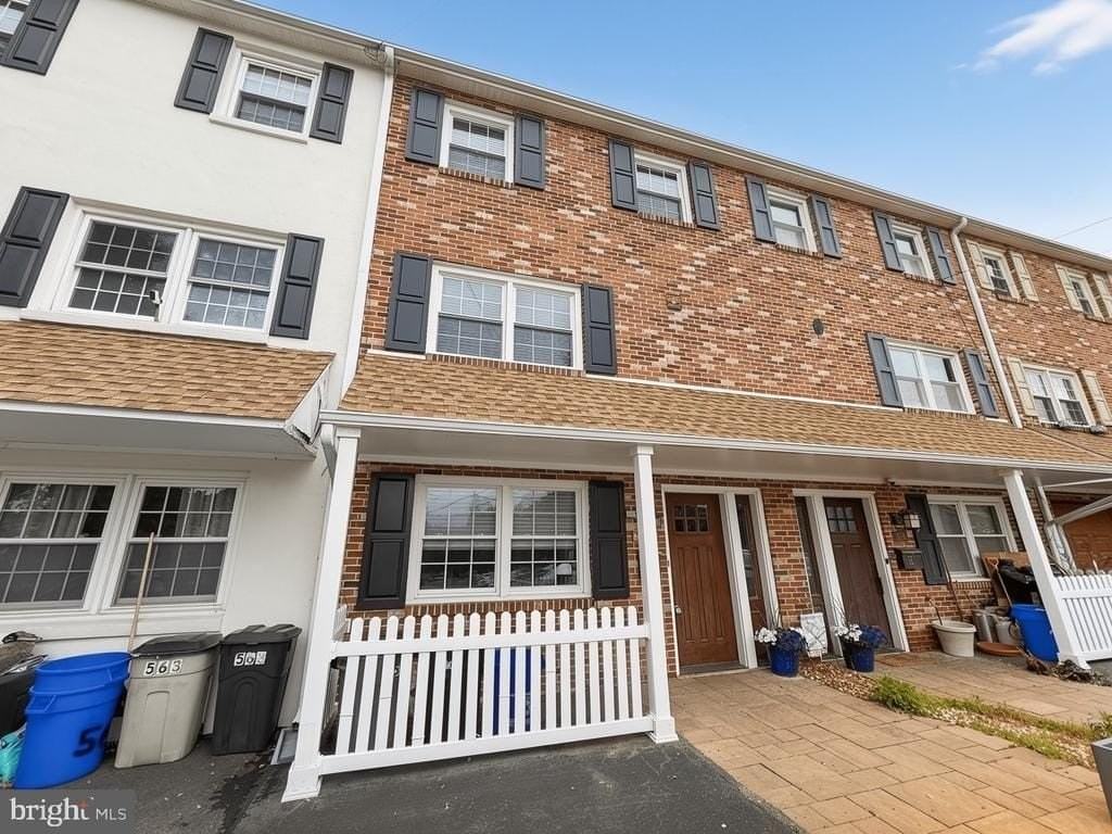 561 W Marshall St - Photo 2 of 21