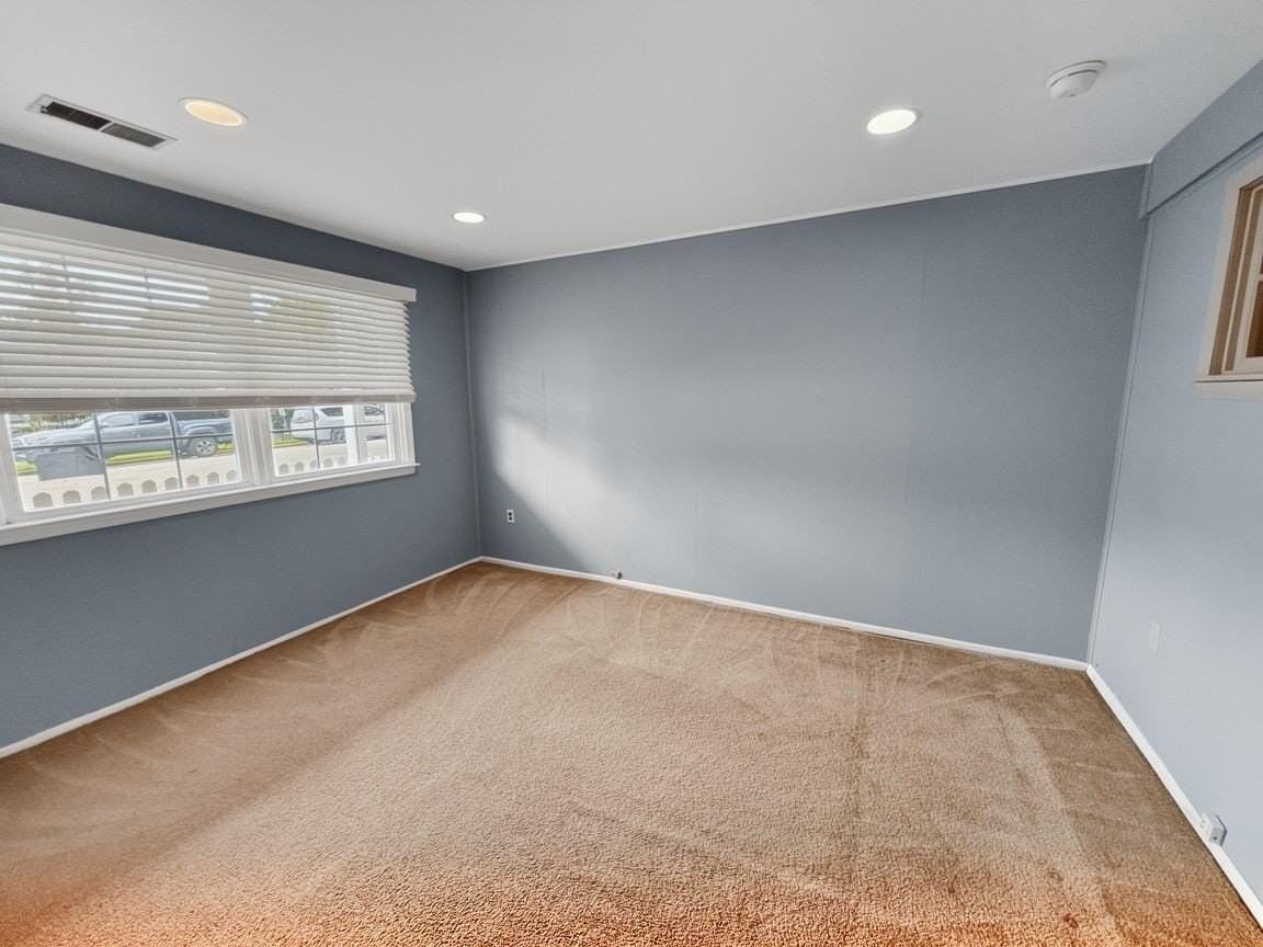 561 W Marshall St - Photo 4 of 21