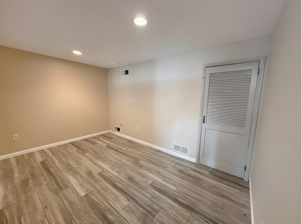 561 W Marshall St - Photo 5 of 21
