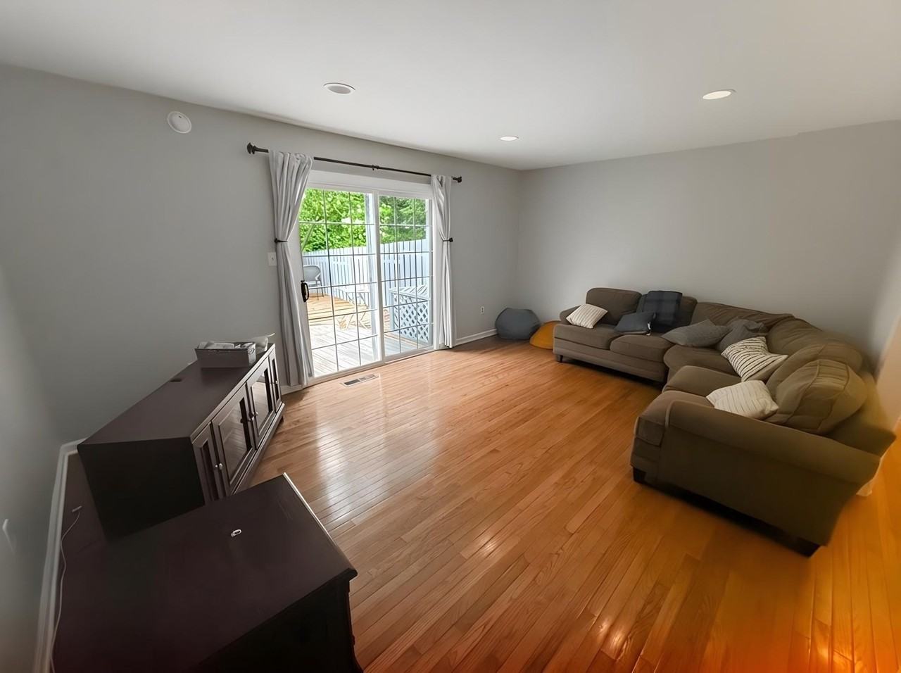 561 W Marshall St - Photo 6 of 21