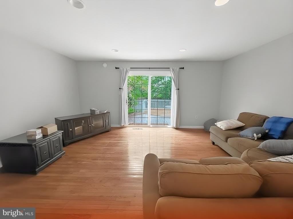 561 W Marshall St - Photo 7 of 21