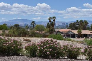 6889 Beverly Glen Ave #B - Photo 1 of 1