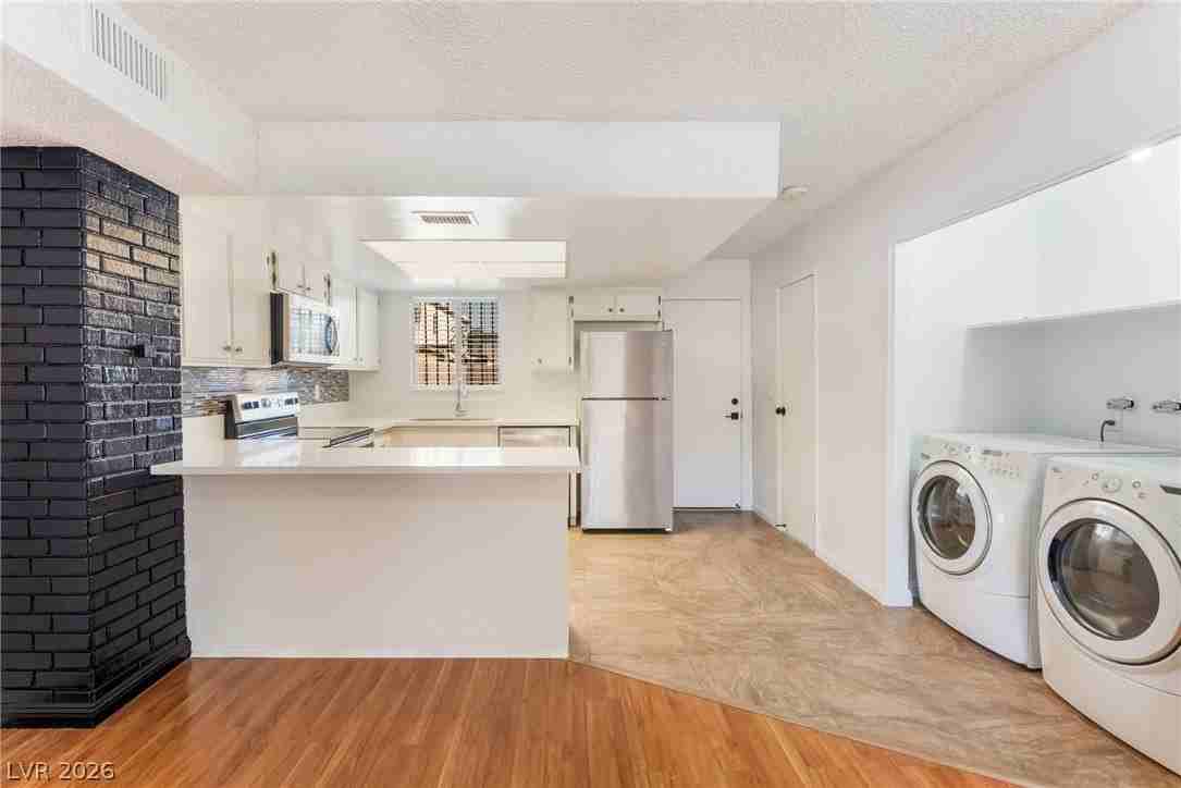 1406 N Jones Blvd - Photo 7 of 33