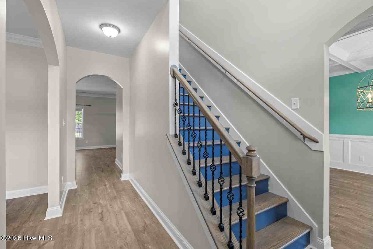 606 Prospect Way - Photo 4 of 48
