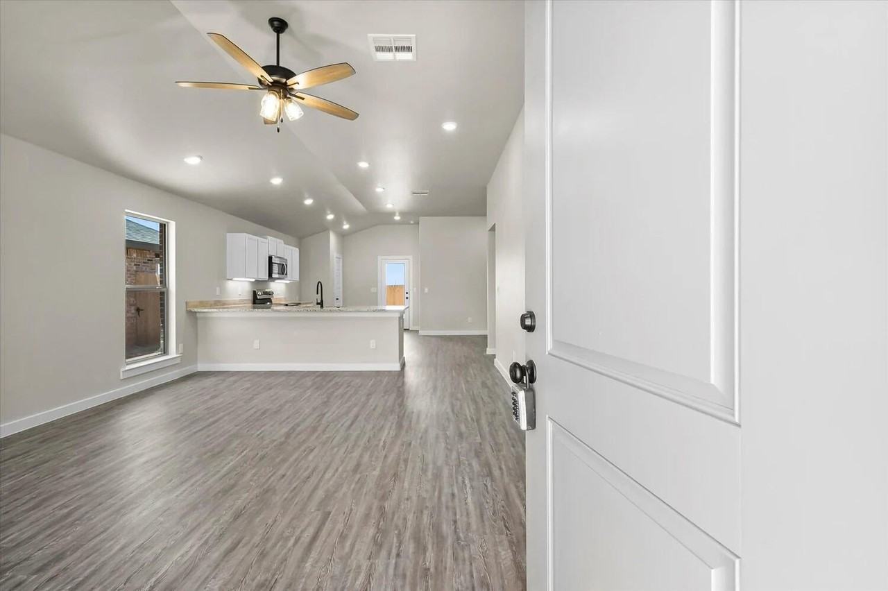 7446 29th St - Photo 2 of 11