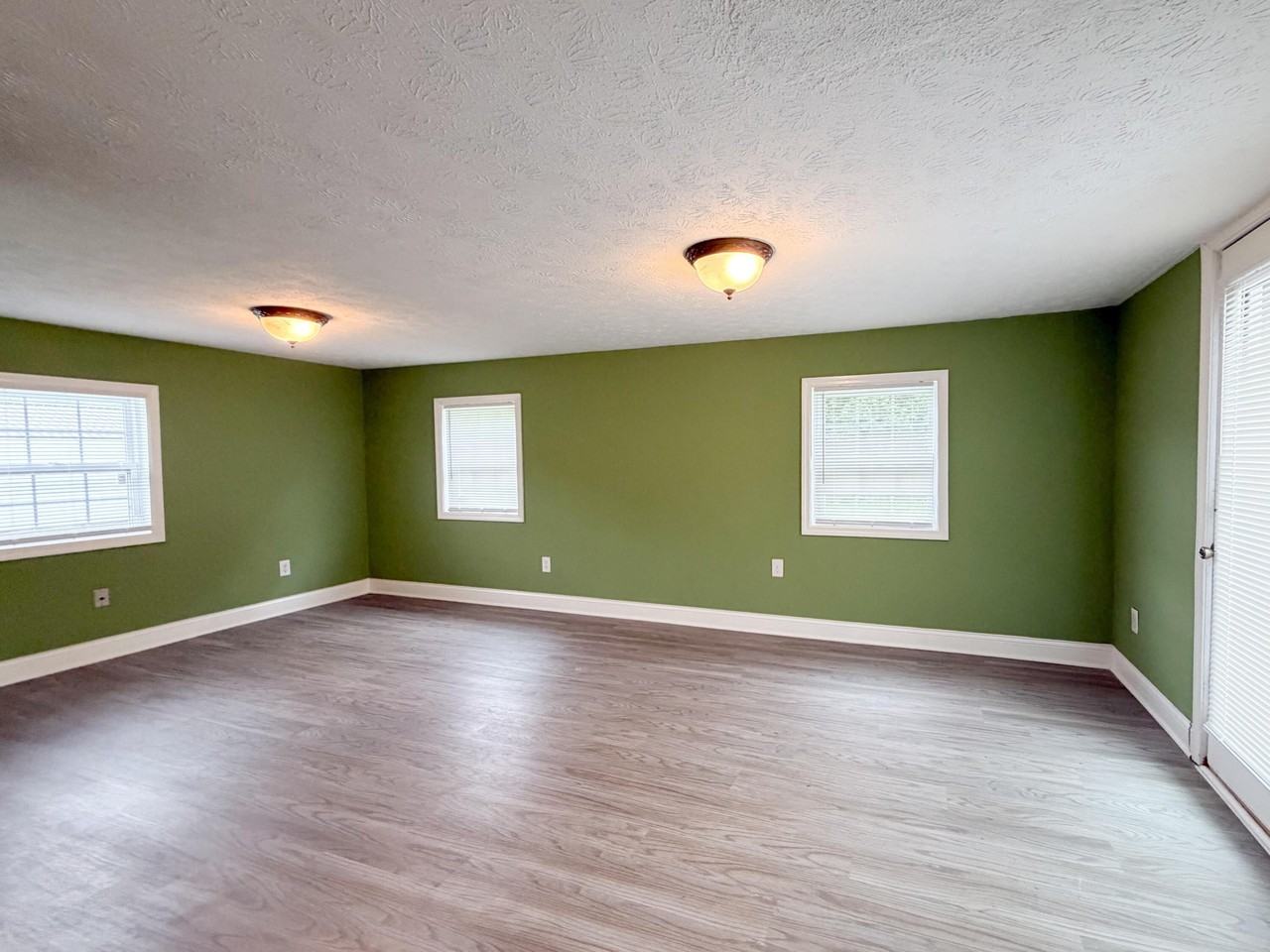 180 Martin Ln - Photo 5 of 12
