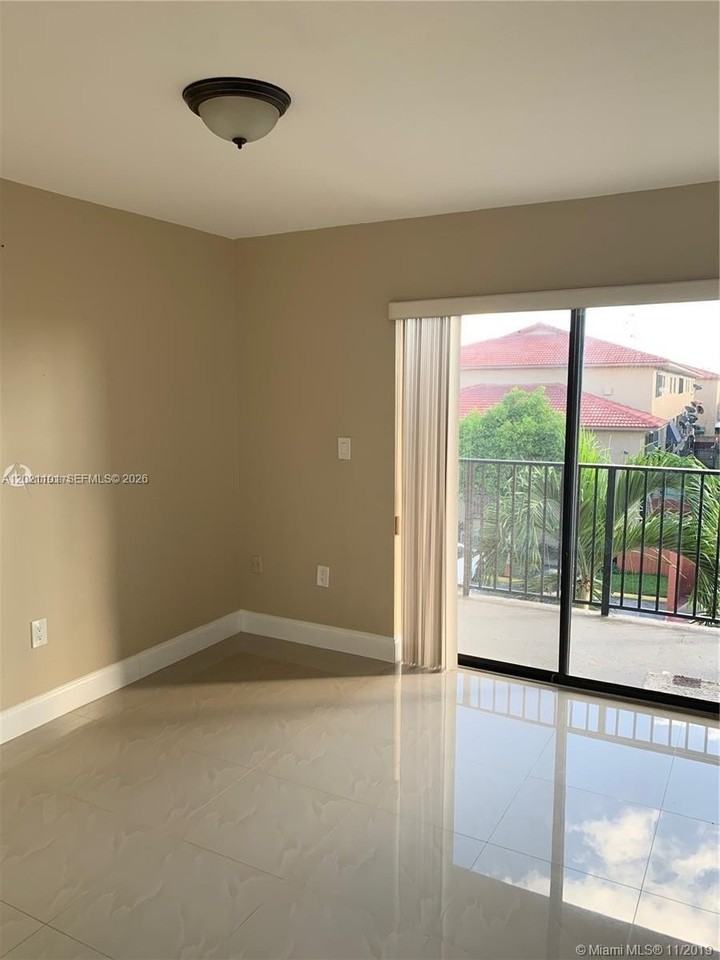 2313 W 60th St #C206 - Photo 5 of 25