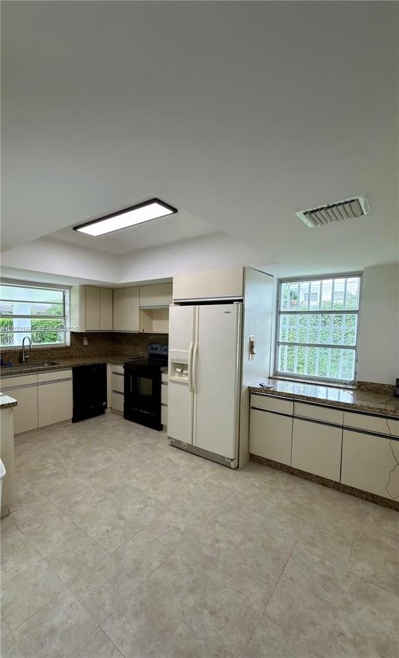 7700 Sw 52nd Ct - Photo 4 of 18