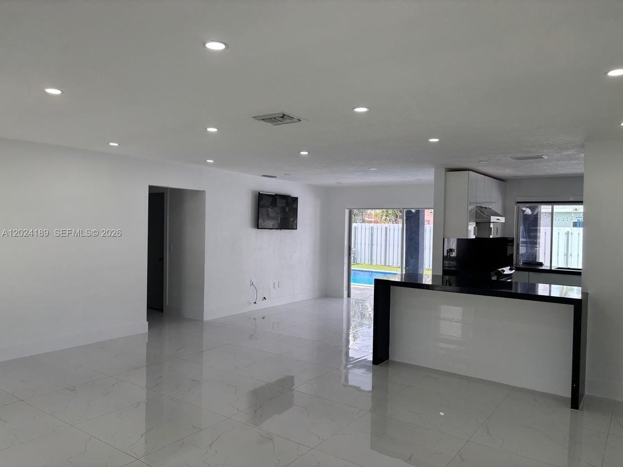 8460 Nw 21st St - Photo 4 of 22