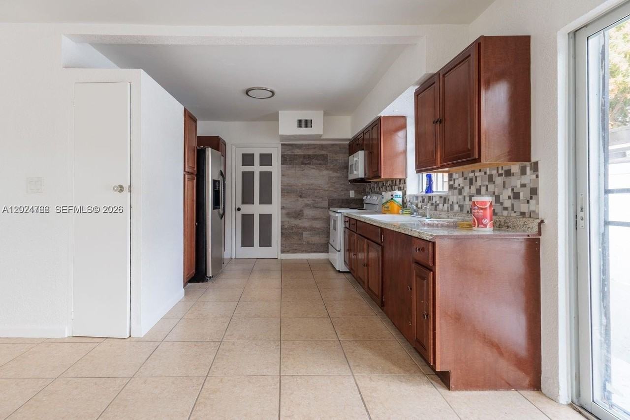 1301 Ne 153rd St #1301 - Photo 4 of 17