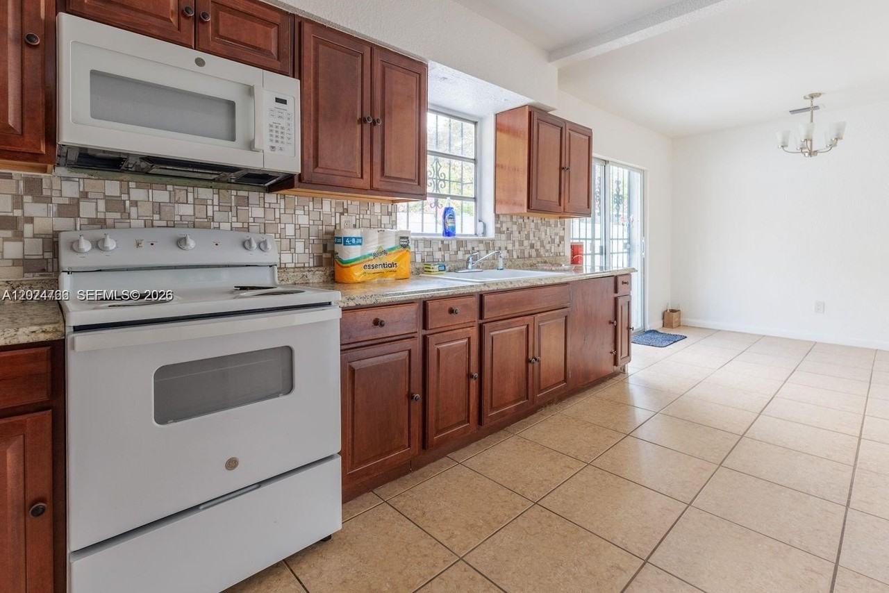 1301 Ne 153rd St #1301 - Photo 7 of 17
