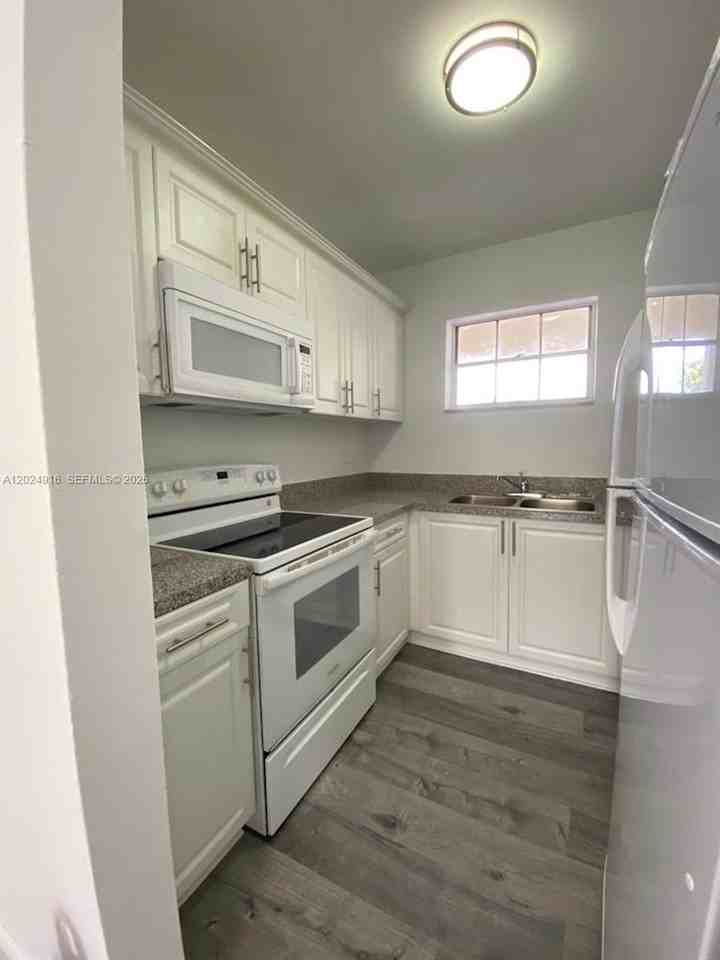 2460 Taylor St #1C - Photo 6 of 35
