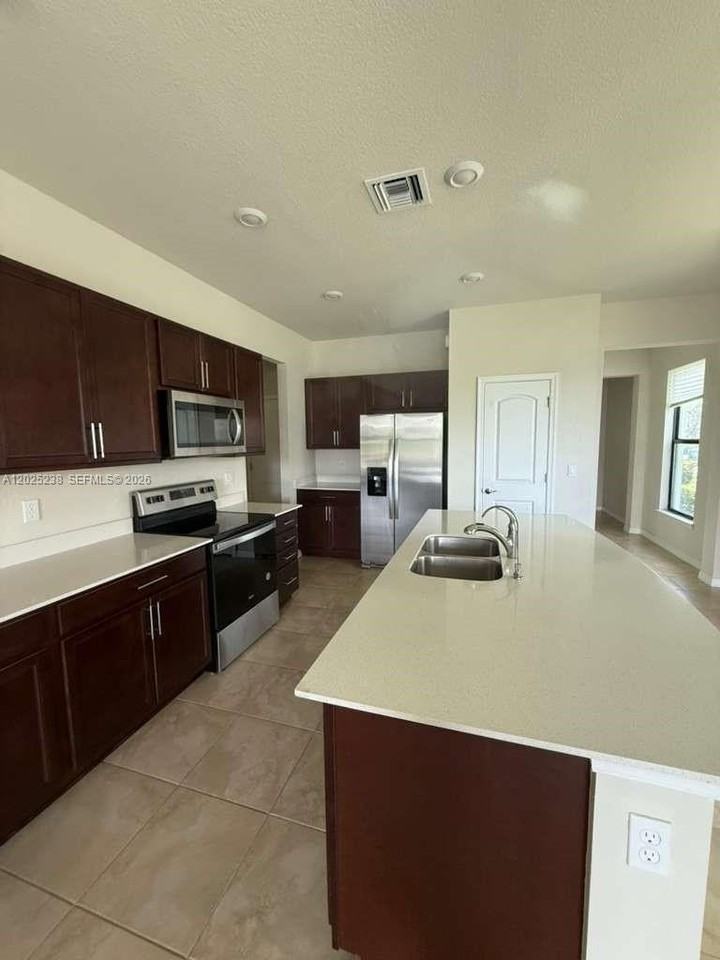 2163 Appleton Cir S #ALL - Photo 5 of 24