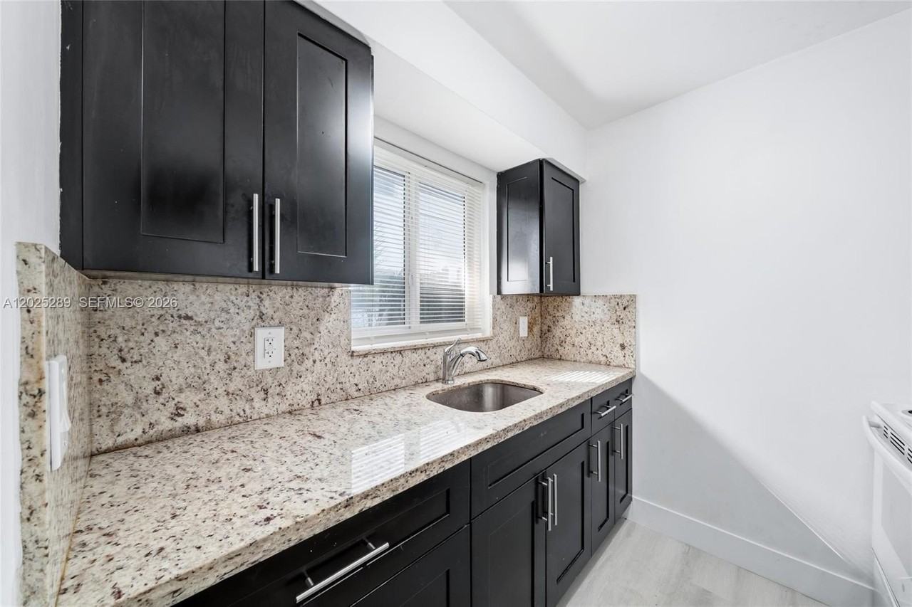 446 Sw 4th Ave #2 - Photo 4 of 13