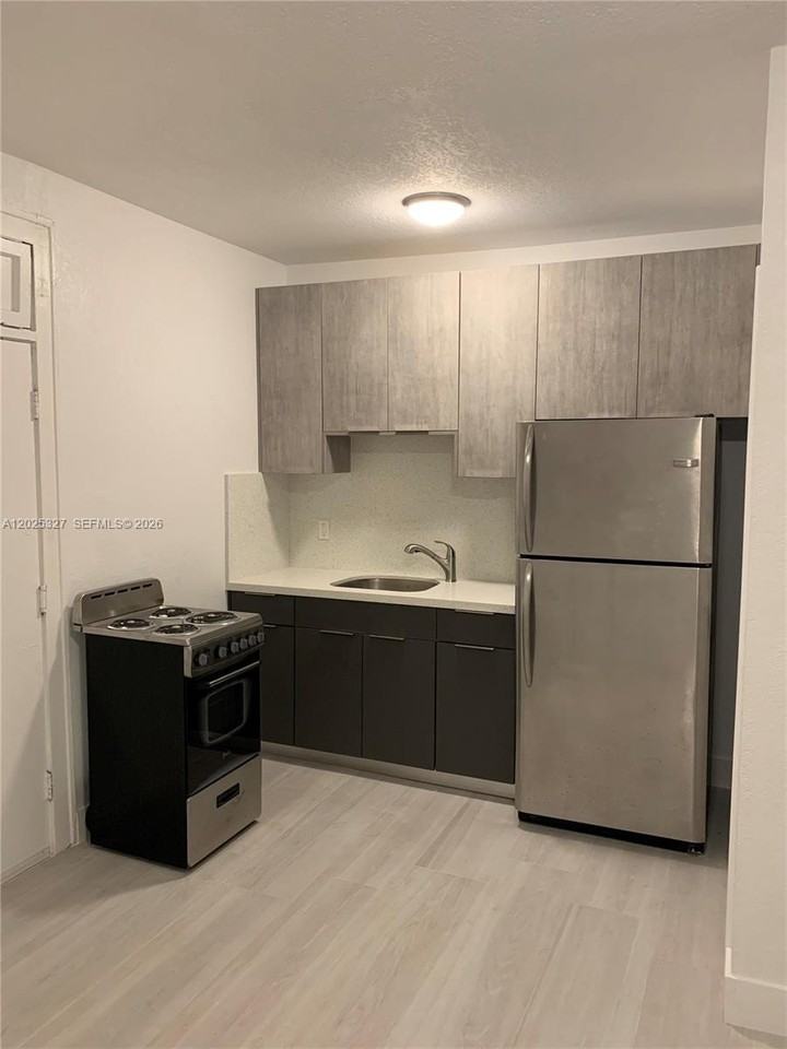 712 Sw 56th Ave #4B - Photo 2 of 9