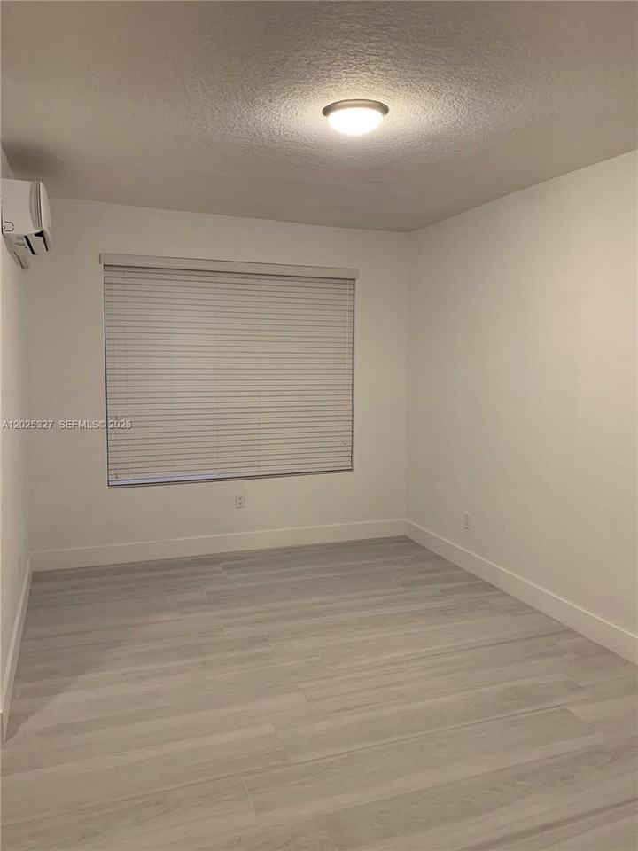 712 Sw 56th Ave #4B - Photo 3 of 9