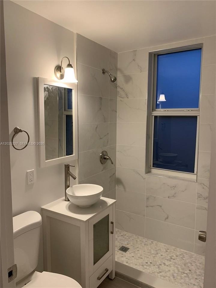 712 Sw 56th Ave #4B - Photo 4 of 9