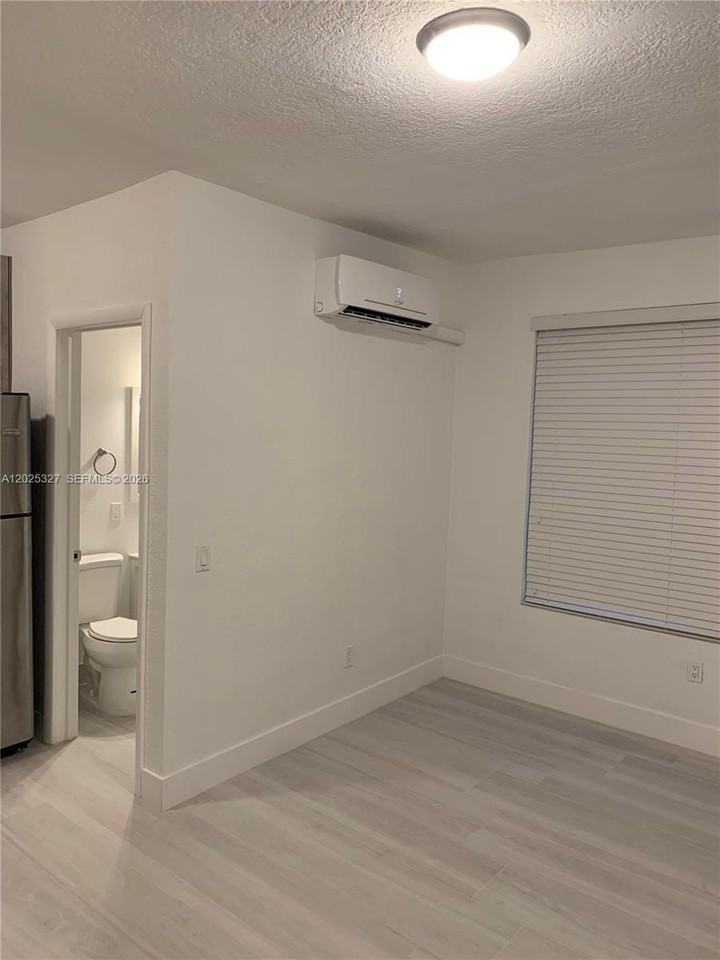 712 Sw 56th Ave #4B - Photo 5 of 9