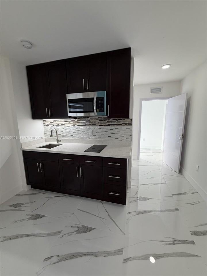 954 Nw 8th St #5 - Photo 3 of 6