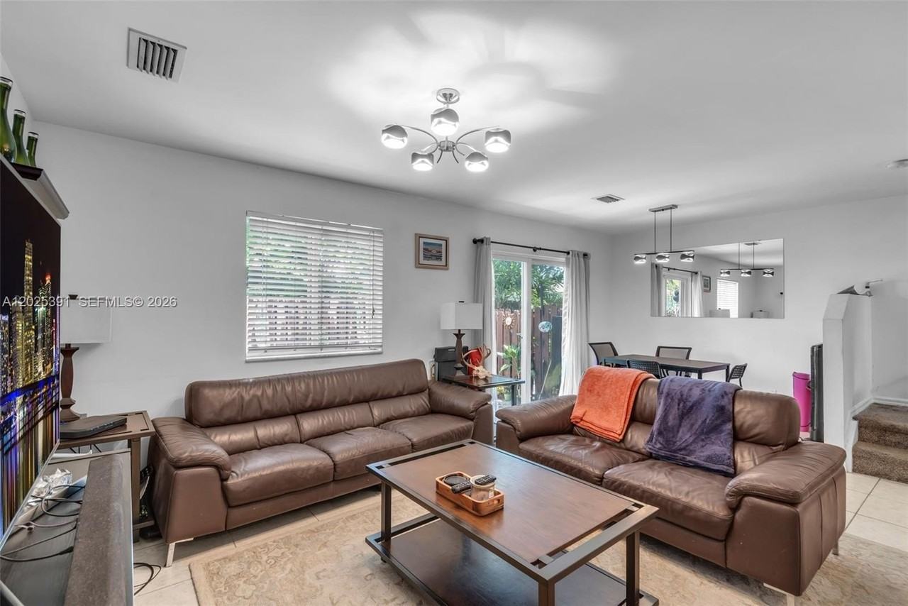 212 Ne 3rd St #10 - Photo 5 of 38