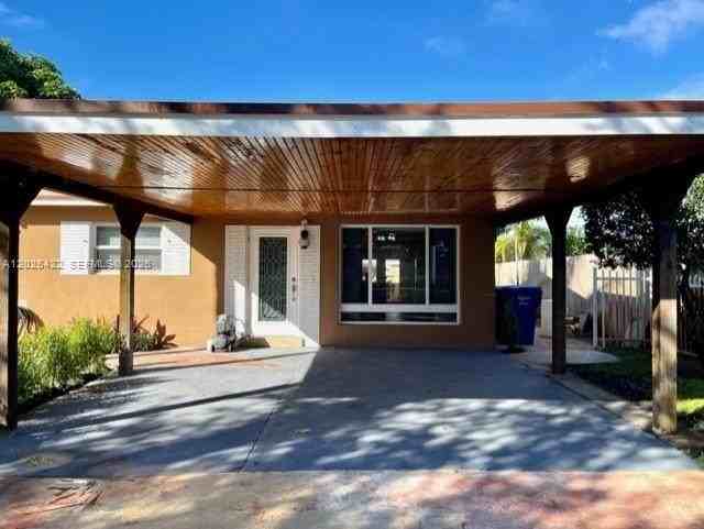 720 N 64th Ave - Photo 3 of 26