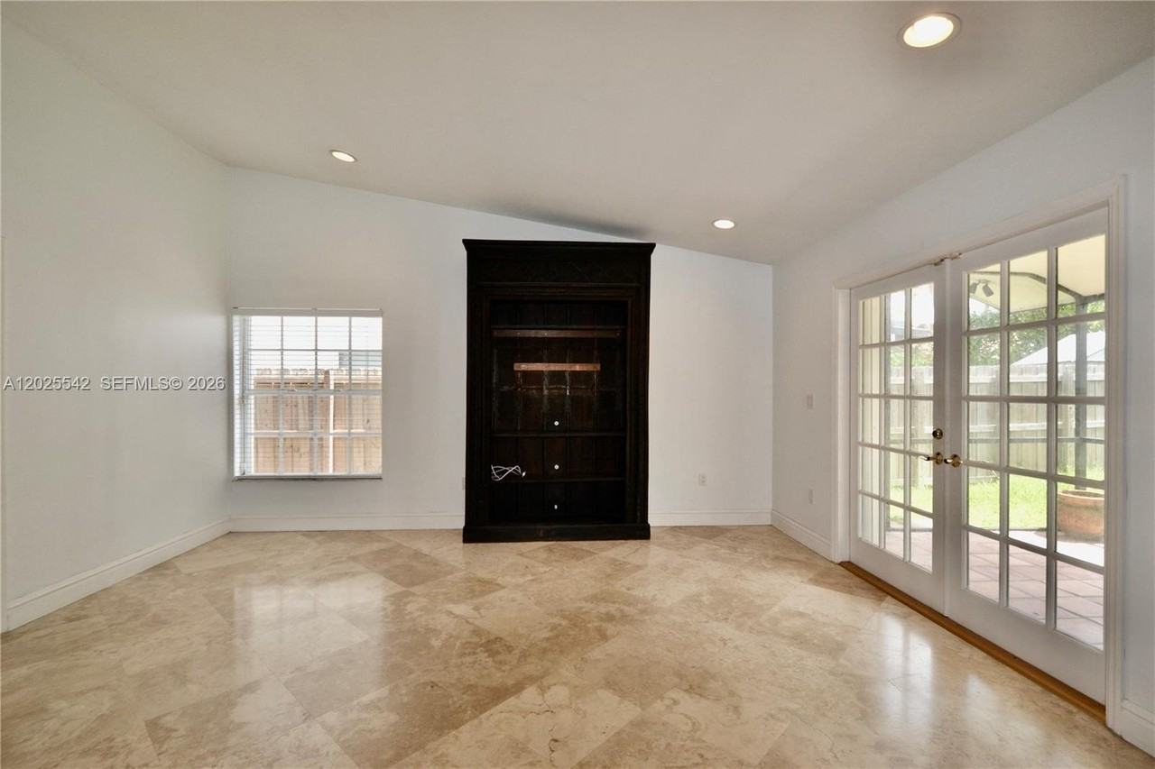 5785 Sw 89th Ave - Photo 5 of 14