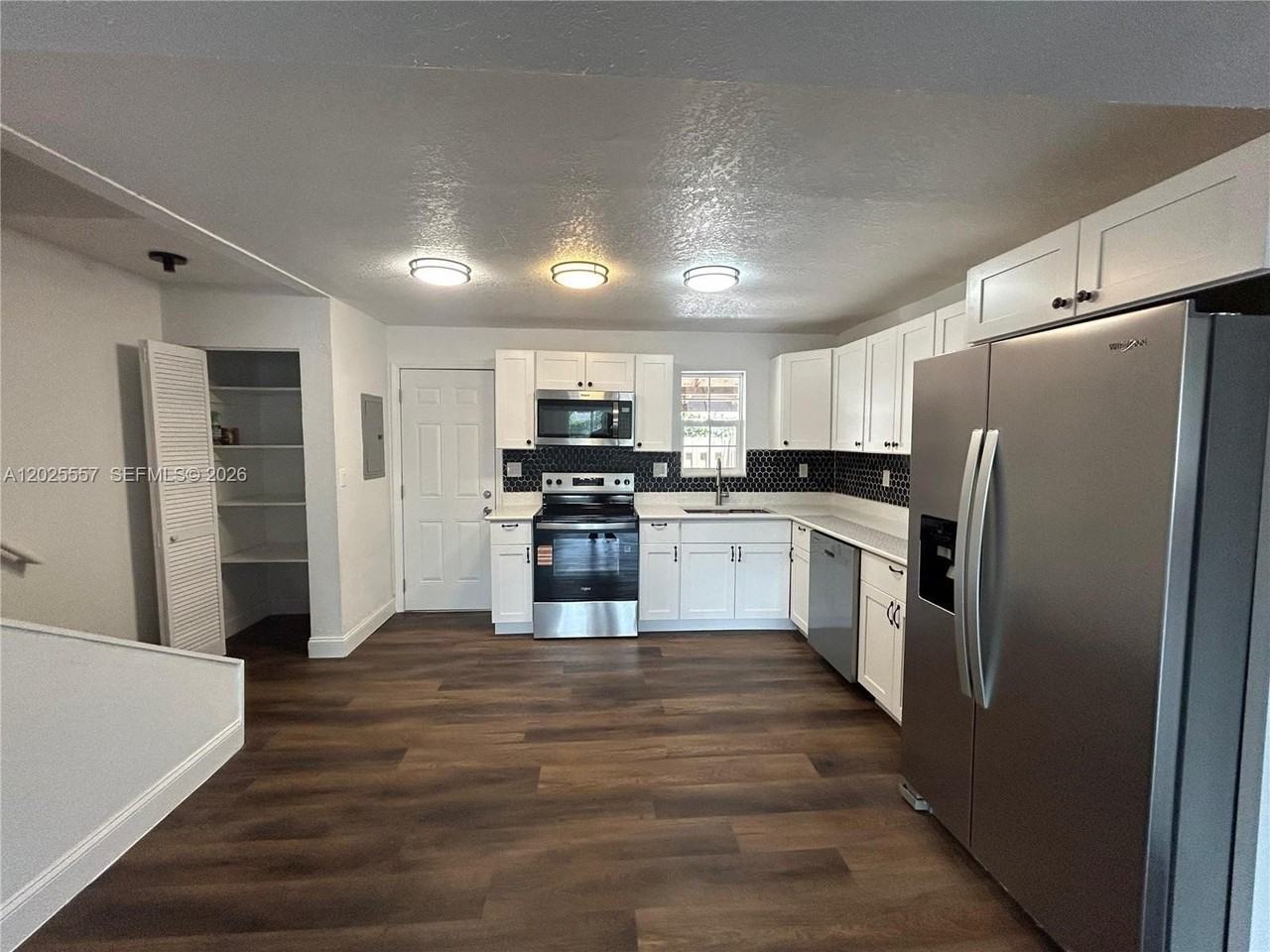 1450 Ne 151st St #101 - Photo 3 of 25