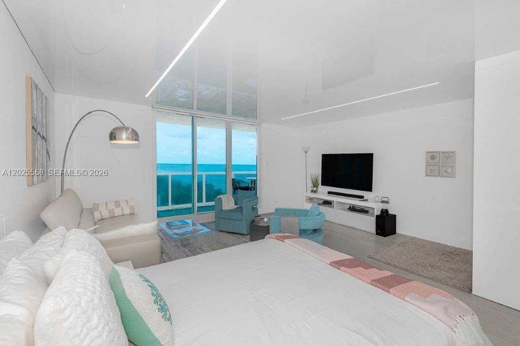 2301 Collins Ave #811 - Photo 3 of 27