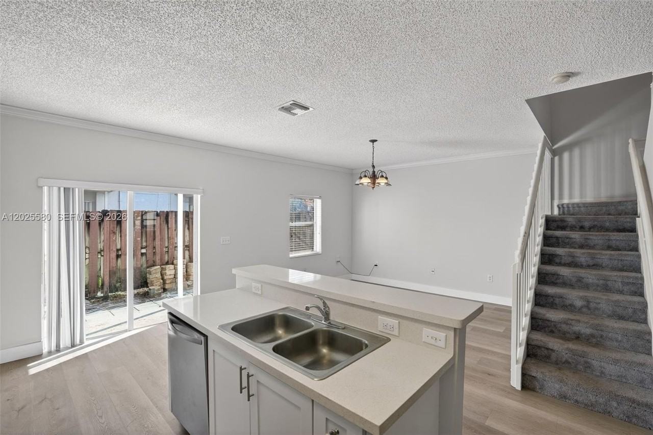 2209 Se 24th Pl #2209 - Photo 5 of 32
