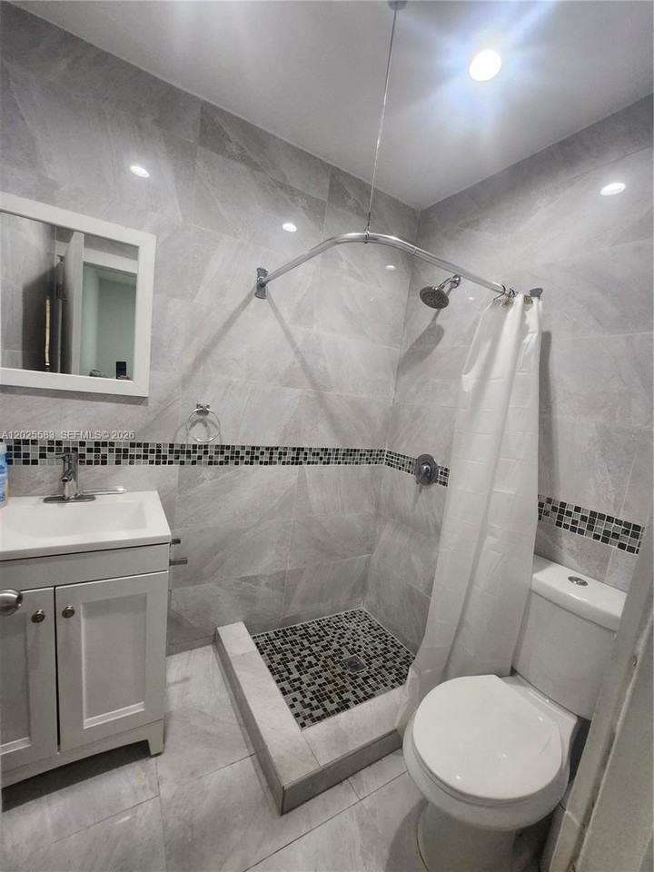 2700 Collins Ave #302 - Photo 2 of 9