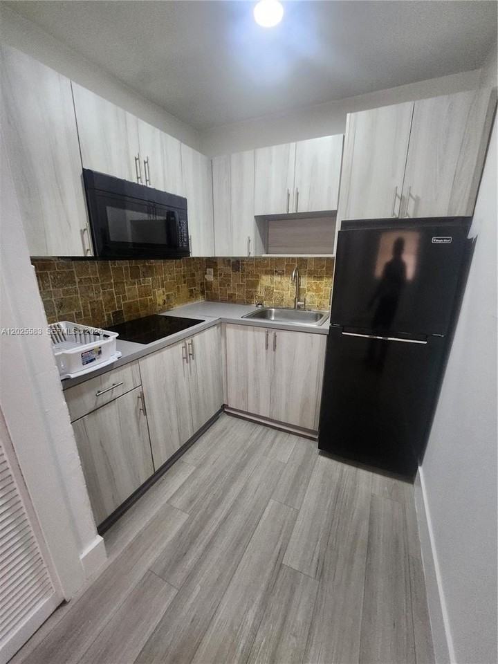 2700 Collins Ave #302 - Photo 3 of 9